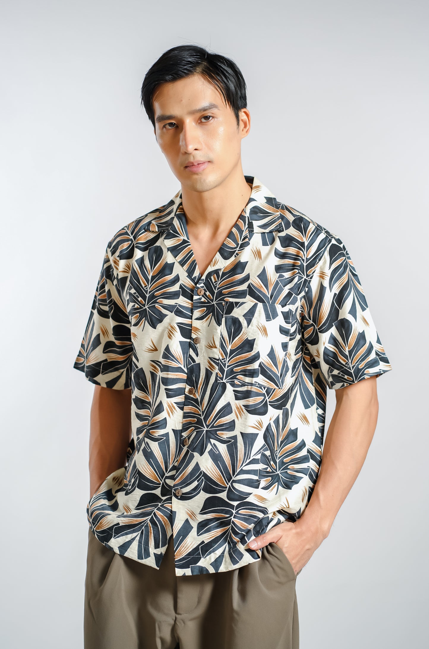 Monstera Resort Shirt in Stone