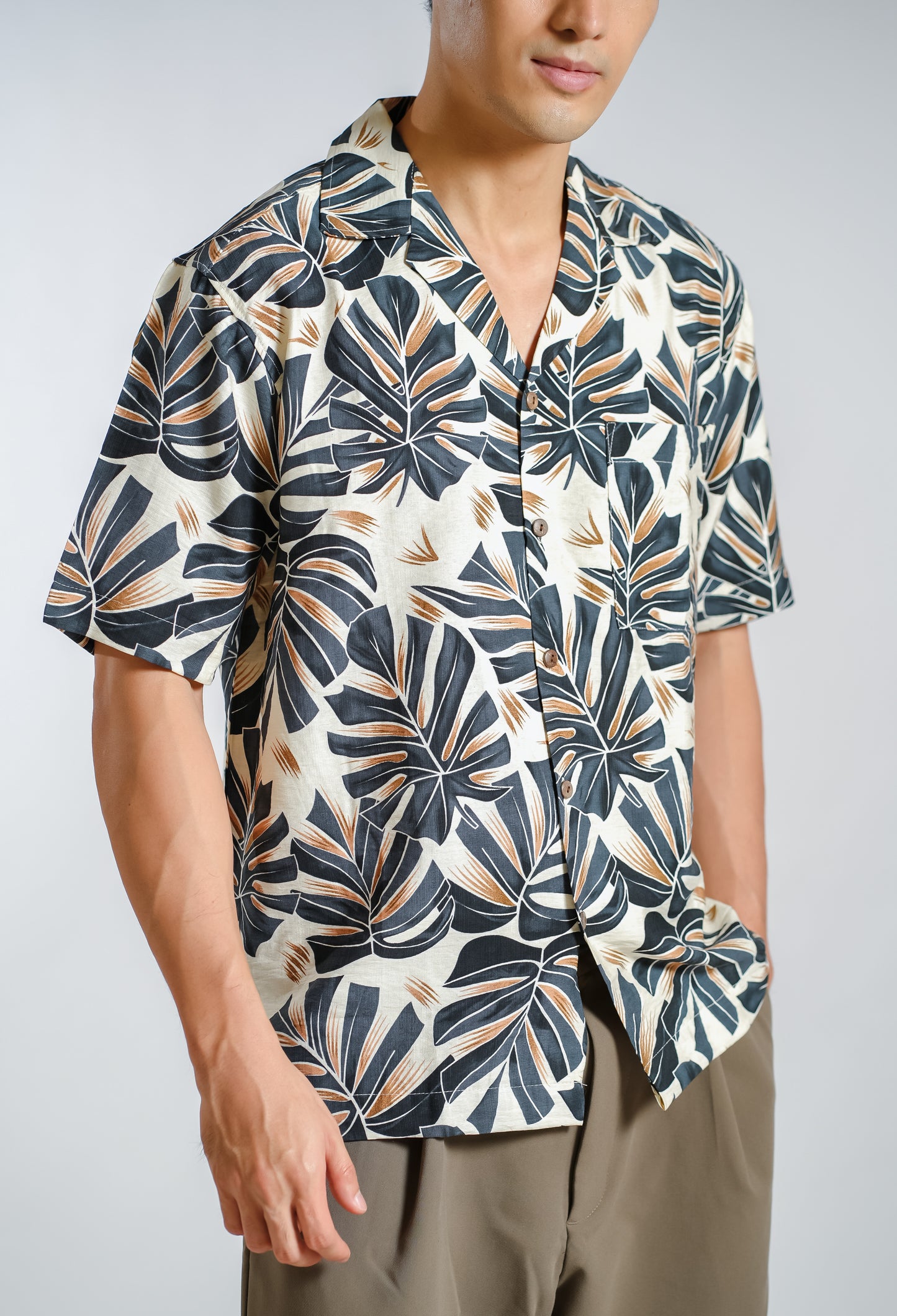 Monstera Resort Shirt in Stone